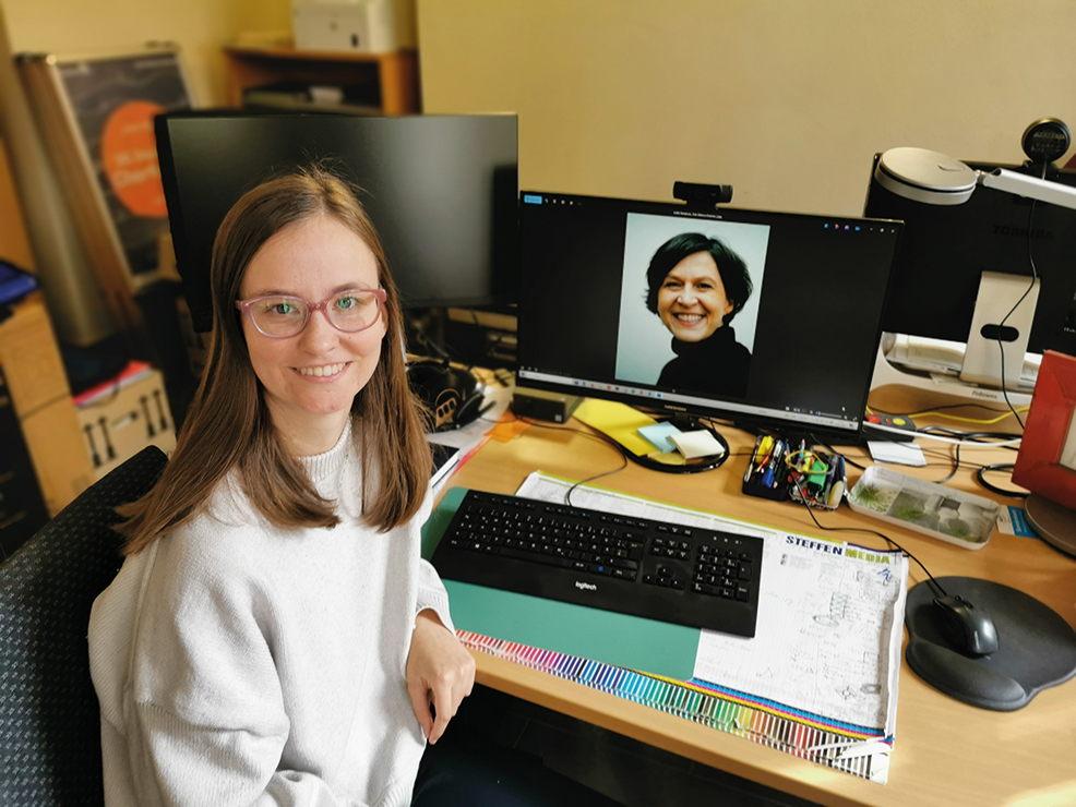 Foto: Jara Hengstenberg im Gespräch mit Judith Kamphues (Ralf Schöne)
