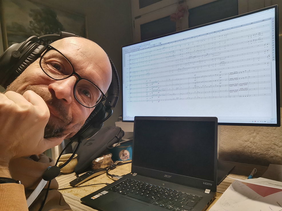 Foto: Ralf Jorik Schöne beim Orchestrieren des Festquodlibets für das Jubiläumskonzert (RJS-Shot)