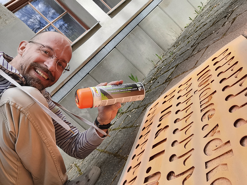 Foto: Ralf Schöne probiert die Kreideschablone für das Chorfestival Weimar aus (VDKC)