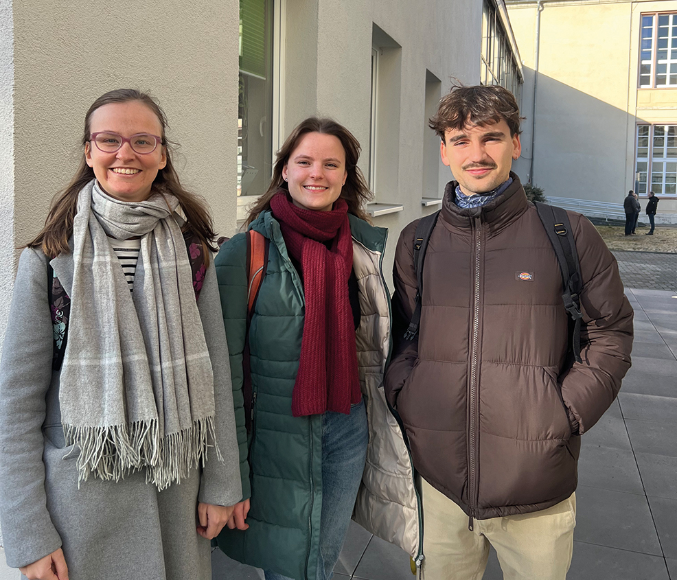 Foto: Die drei Kulturmanagement-Studierenden Jara Hengstenberg, Thea Zumbusch und Pedro Riera Hipp aus dem Festival-Team (privat)